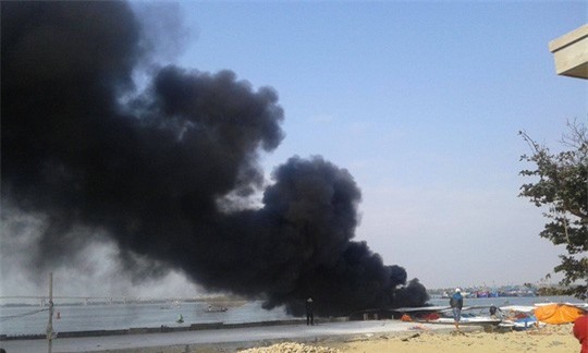 Ca nô cao tốc chở du khách bốc cháy dữ dội ở cảng Cửa Đại