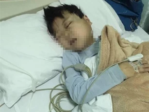 Cậu bé bị mù lòa sau khi hứng chịu 28 cái tát của giáo viên