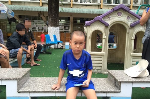 Mẹ bán vé số dạo, con bệnh nguy kịch