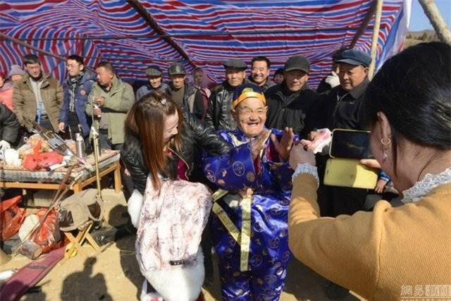 Trung Quốc: Ông lão thử lòng bằng việc.. chết thử