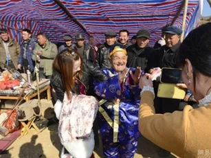 Trung Quốc: Ông lão thử lòng bằng việc.. chết thử