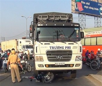 Va chạm với xe tải, một giáo viên bị cuốn vào gầm đi cấp cứu