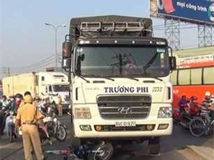 Va chạm với xe tải, một giáo viên bị cuốn vào gầm đi cấp cứu