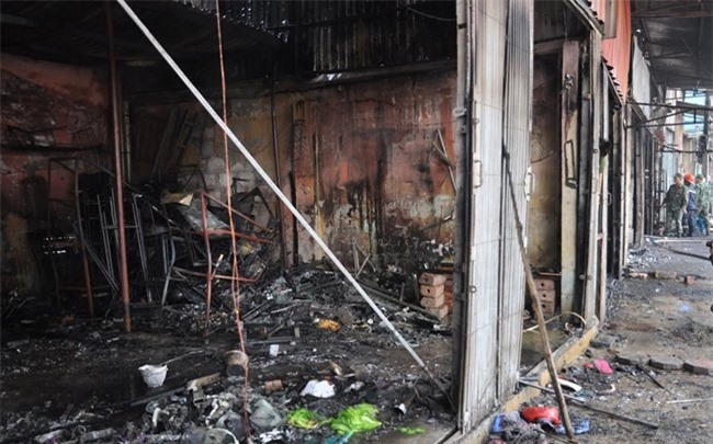 “Bà hỏa” bất ngờ tấn công, 6 ki ốt bị thiêu rụi trong chốc lát