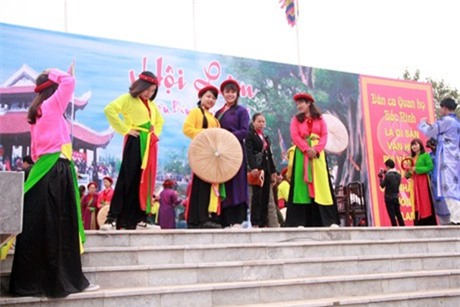 Bắc Ninh: Hàng nghìn du khách nô nức về dự hội Lim 