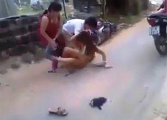 Cô gái bị lột quần áo giữa phố, nhân tình sợ hãi bỏ chạy