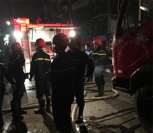 Hà Nội: Nhà 3 tầng bốc cháy, cả phố náo loạn