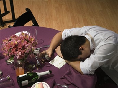 Hai 'ma men' gục chết trên bàn sau cuộc nhậu