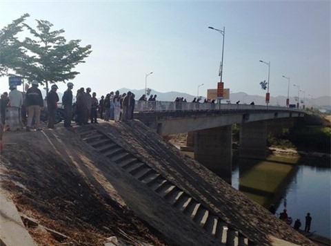 Xác cô gái tử tự bất ngờ mắc vào lưỡi câu