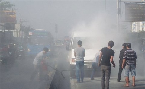 Xe khách 16 chỗ bốc cháy dữ dội, nhiều tài xế chung tay dập lửa