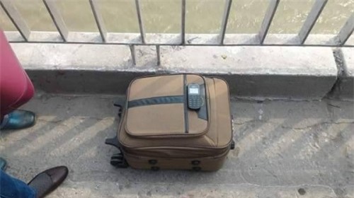 Hà Nội: Bỏ lại ba lô, người phụ nữ nhảy cầu Chương Dương tự tử 