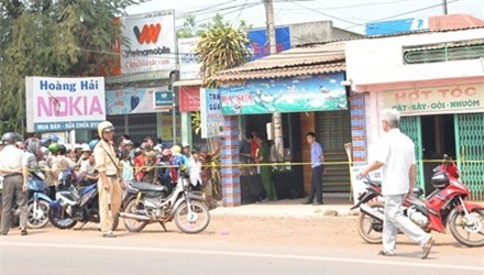 Nghi án chồng giết vợ dã man rồi tự sát trong tiệm cắt tóc