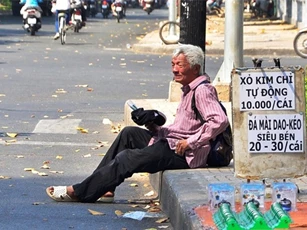 Phát hoảng với người đàn ông chặn đầu xe tải quỳ lạy xin tiền