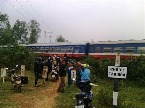 Xe máy mắc kẹt vào đường ray, nam thanh niên bị tàu cuốn tử vong