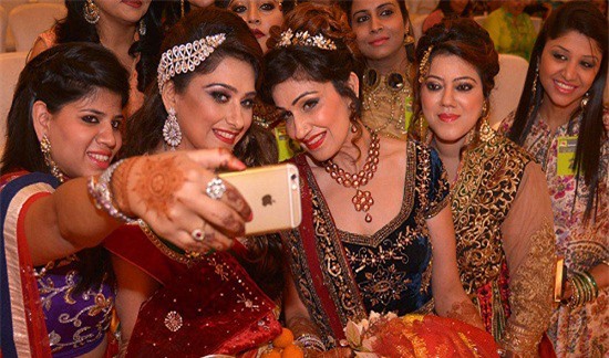 Ấn Độ cấm phụ nữ độc thân dùng điện thoại di động