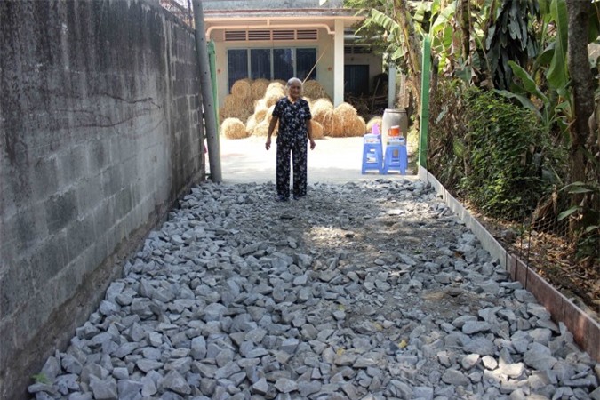 Bắt tay làm đường, sửa nhà theo lệnh bí thư Thăng