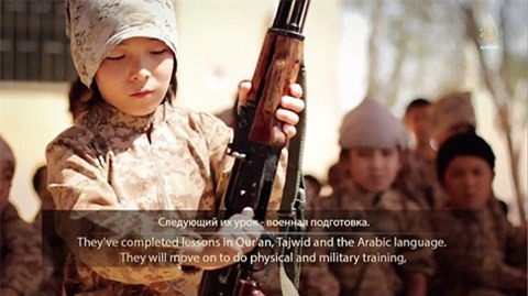 IS xúi giục các chiến binh nhí giết chính bố mẹ đẻ