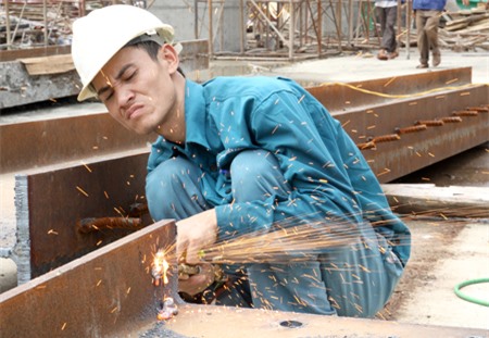 Người lao động được làm thêm tối đa 300 giờ/năm