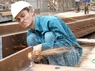 Người lao động được làm thêm tối đa 300 giờ/năm