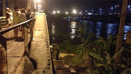 Rùng mình thi thể thanh niên lập lờ trên sông Sài Gòn