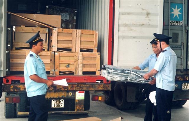 Thủ tướng yêu cầu tiếp tục giảm thời gian nộp thuế, thông quan hàng hóa