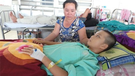 Bệnh cực hiếm gặp khiến bé trai ói ra cả lít máu mỗi ngày