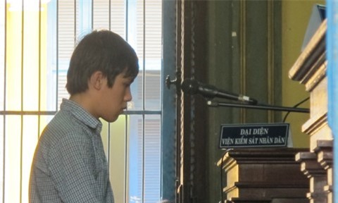 Cởi áo hộ bạn gái, thanh niên 18 tuổi lĩnh án 8 năm tù