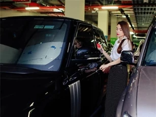 Dư luận tẩy chay, Hồ Ngọc Hà bỏ giải trí làm kinh doanh?