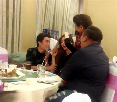 Hồ Ngọc Hà phớt lờ scandal, cười tươi giữa tâm bão "cướp chồng"