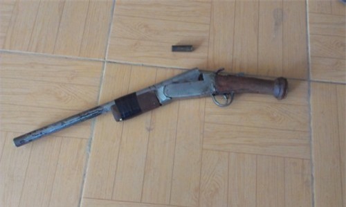 Rùng mình phút chồng cầm súng đuổi bắn vợ vì mâu thuẫn