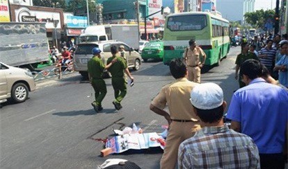 Sốc: Xe buýt cán qua đầu, cô gái chết thảm