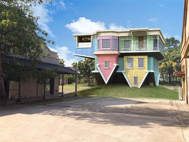 Trung Quốc: Độc đáo ngôi nhà... lộn ngược