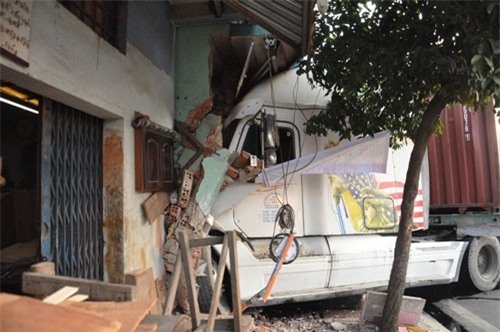 Xe container tông sập nhà dân, nhiều người may mắn thoát chết
