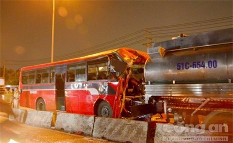 Xe khách lao thẳng vào đuôi xe bồn, 2 người chết 9 người bị thương
