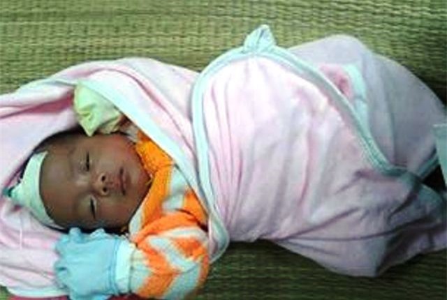 Bé sơ sinh suýt mất mạng vì ngạt khí do đốt than sưởi ấm