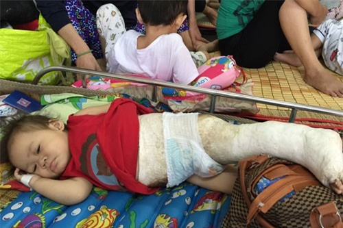 Cha bệnh cắn răng chịu đựng vẫn không đủ tiền thuốc cho con