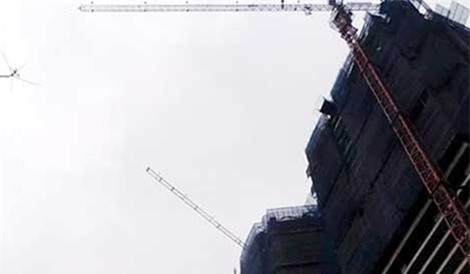 Hoảng hồn thanh sắt công trình cao gần 40 tầng rơi trúng xe buýt