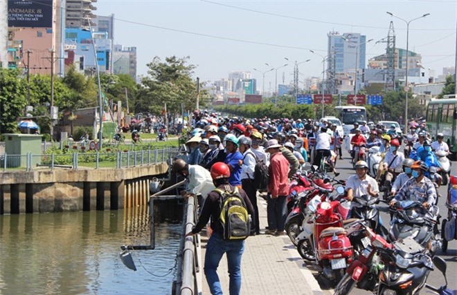 Bàng hoàng thi thể cô gái nổi lập lờ trên kênh Nhiêu Lộc