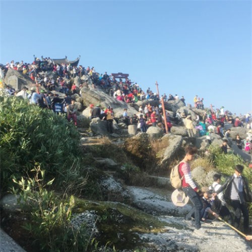 Du khách bất ngờ tử vong khi khi leo Yên Tử