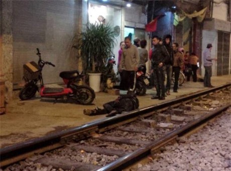 Hà Nội: Nam thanh niên bị tàu hất văng 10m 