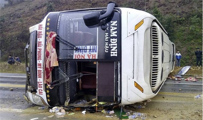 Lật xe giường nằm trên cao tốc Nội Bài - Lào Cai