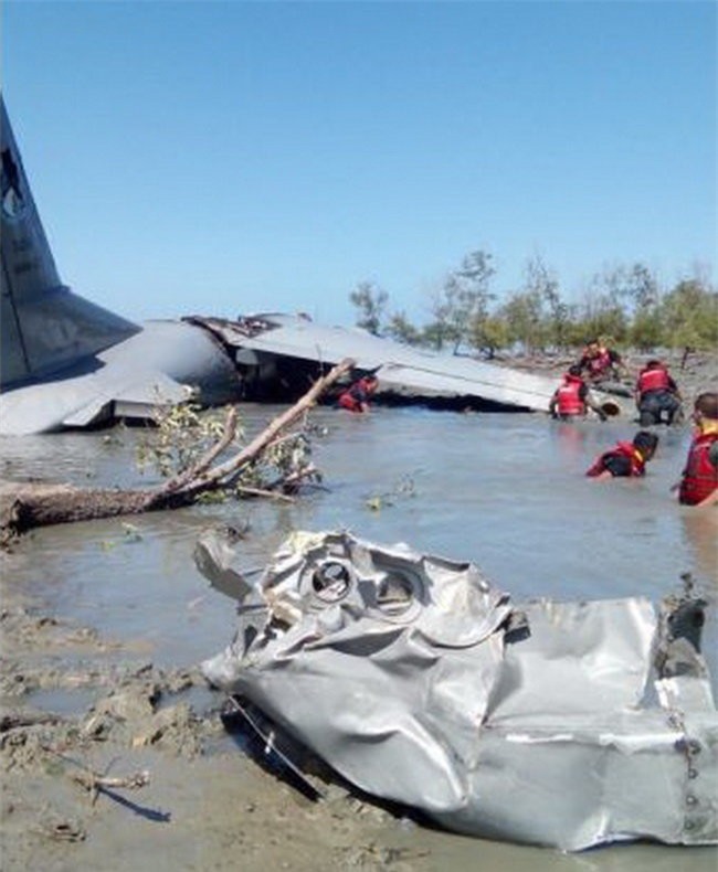 Malaysia: Máy bay bốc cháy lao xuống biển, 8 người thoát chết 