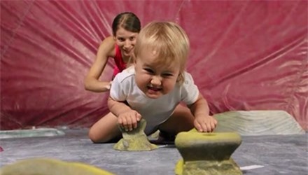 Sốc: Bé 8 tháng tuổi biết.. leo núi trước khi biết đi