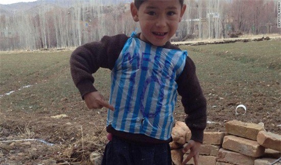 Fan “nhí” của Messi ở Afghanistan: Giấc mơ thành sự thật