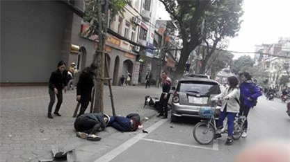 Tài xế ôtô rời khỏi hiện trường sau khi tông hai thanh niên bất tỉnh