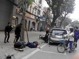 Tài xế ôtô rời khỏi hiện trường sau khi tông hai thanh niên bất tỉnh