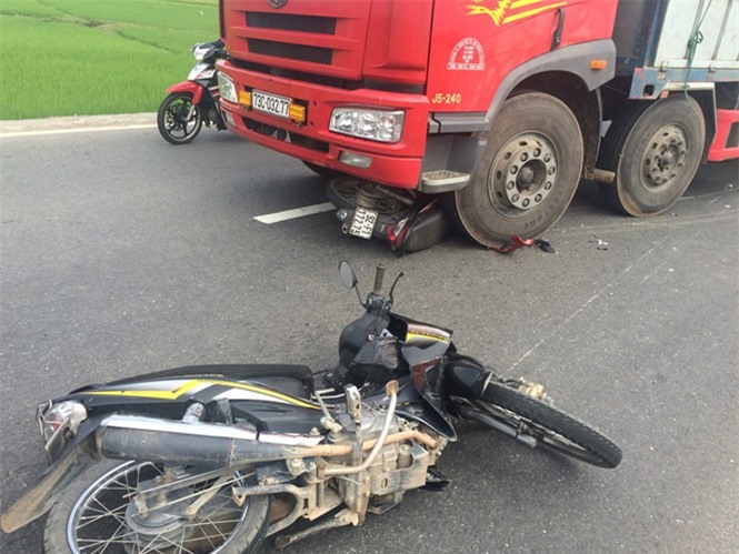 Xe tải "nuốt" xe máy, nạn nhân may mắn thoát chết