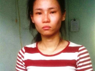 “Khoe” súng với bạn, cô gái vô tình bắn chết người