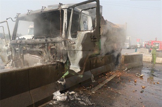 Xe tải "xông phi" lên giải phân cách, cháy trơ khung