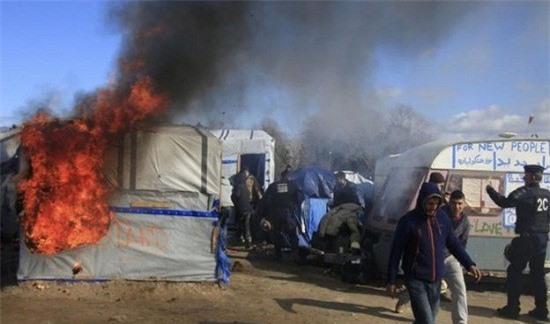 Pháp: Đụng độ giữa cảnh sát và người di cư tại khu ổ chuột